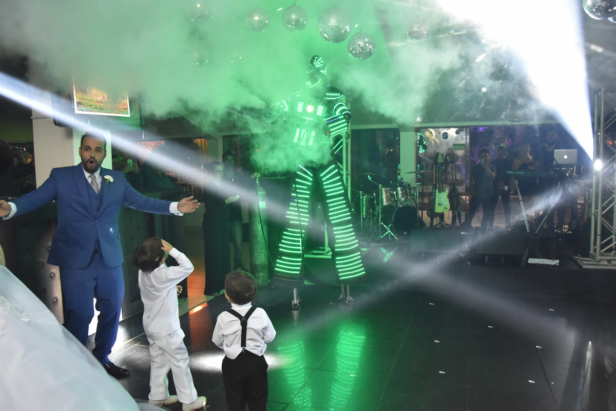 Animação de festa com robo