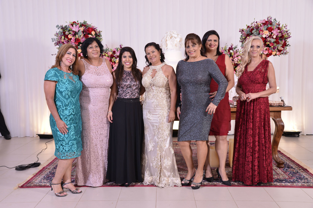 foto familia da noiva na mesa do bolo