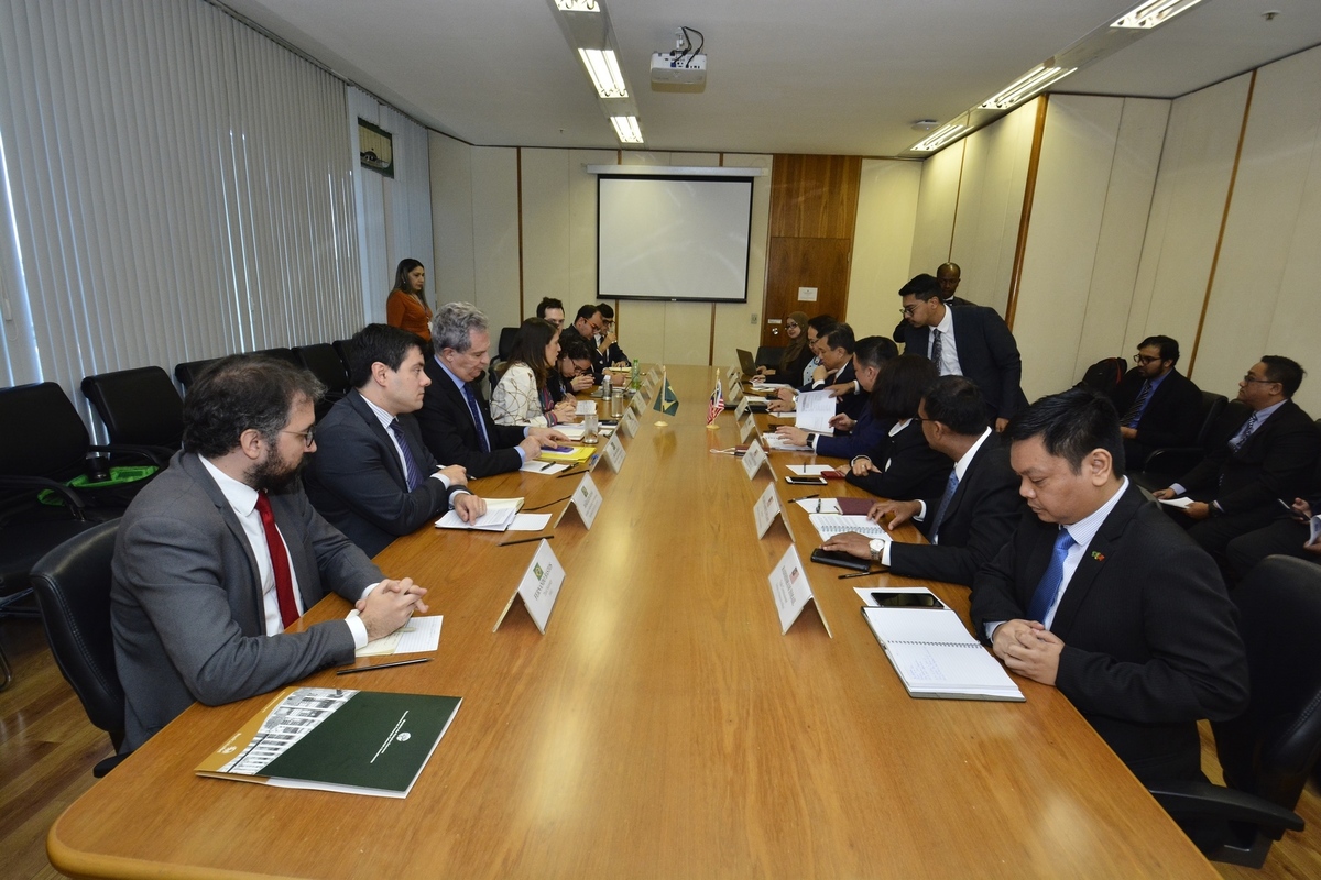 Reunião de negociosos com o Primeiro Ministro da Malásia  com representantes do ministério da fazenda