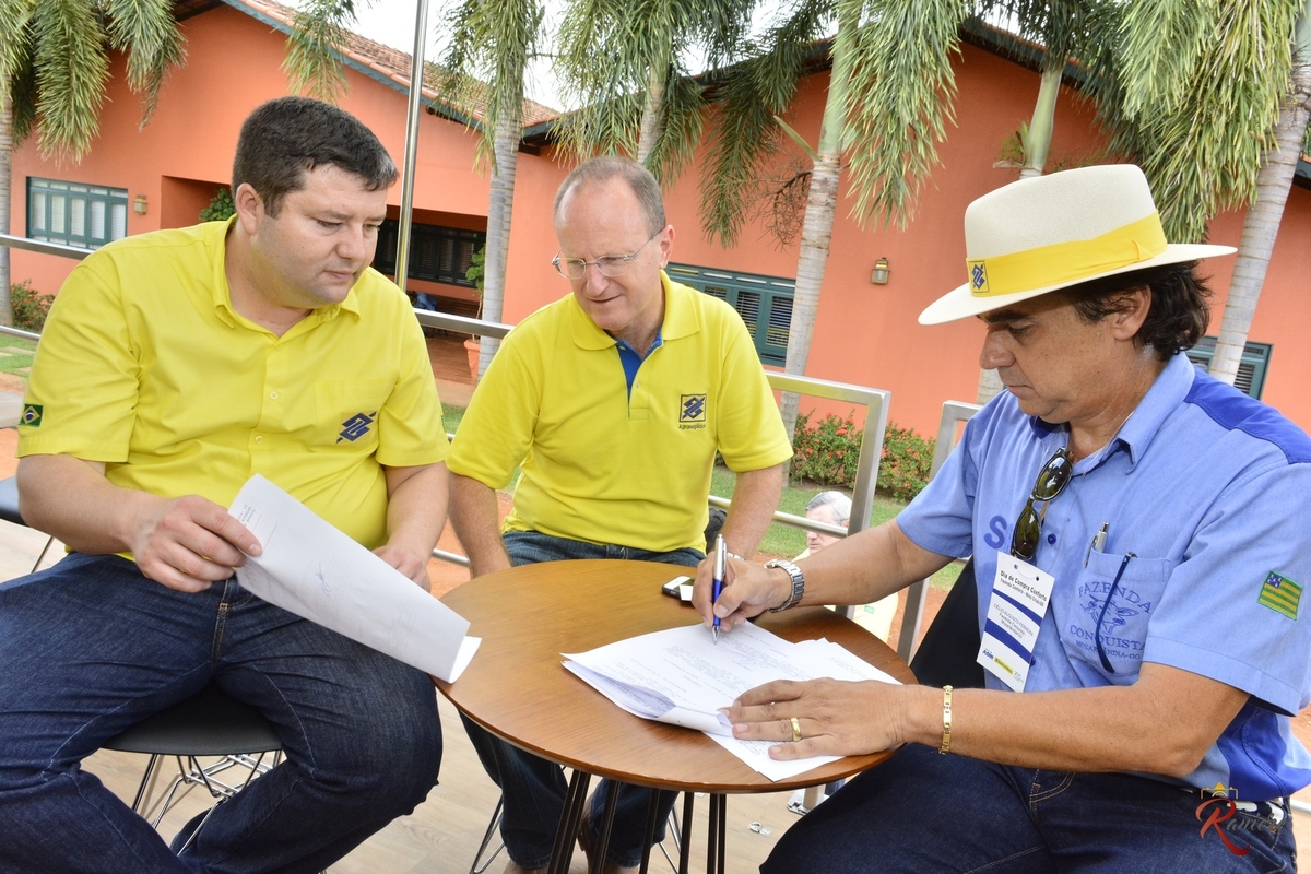 fechamento de contrato na fazenda conforto no caminhão do  banco moveu do banco do brasil