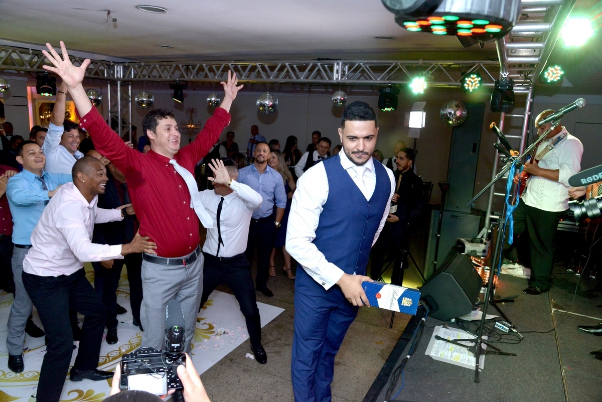 noivo jogando o Whisky 