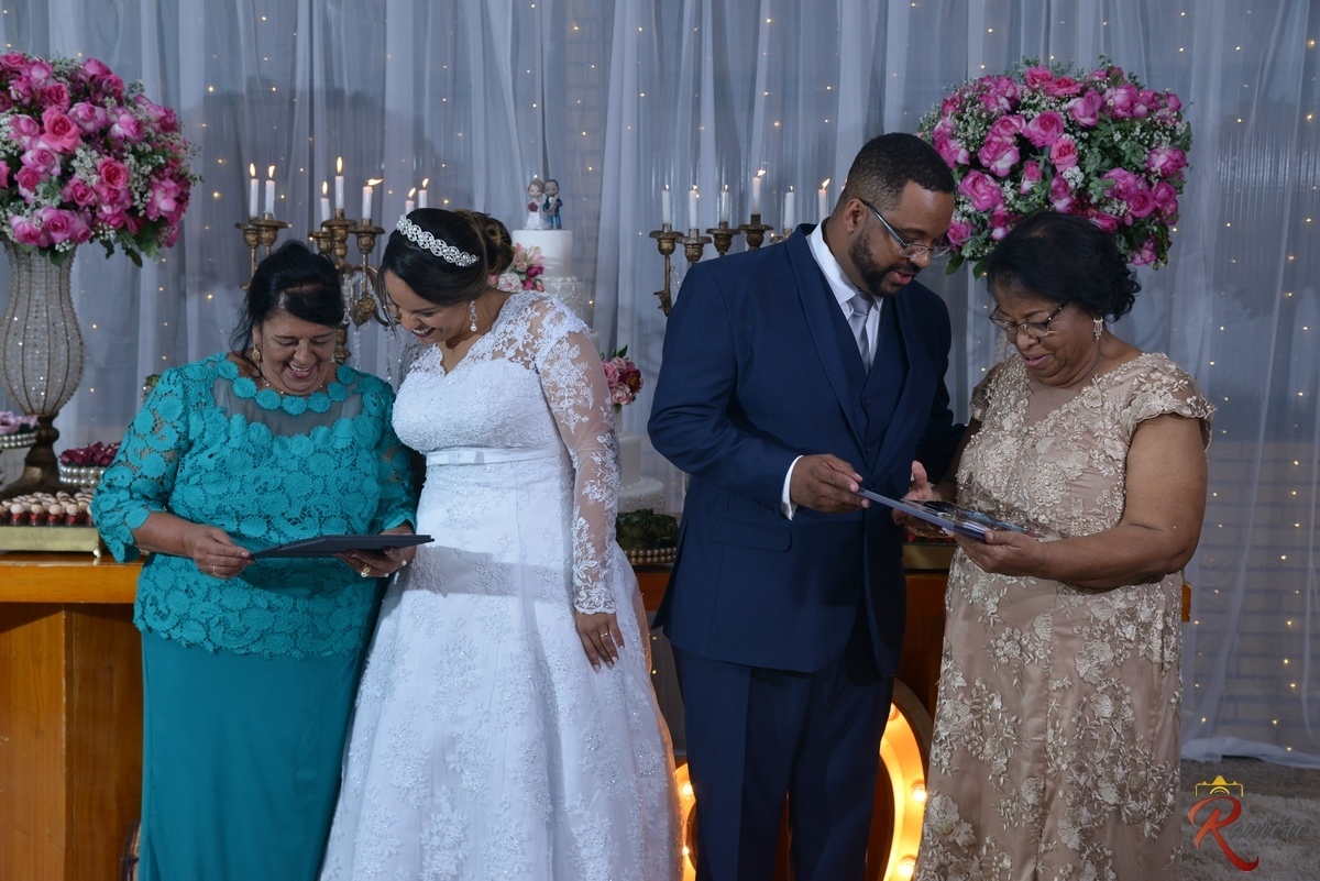 Mini-álbuns fabricados durante o casamento para presentear as mães