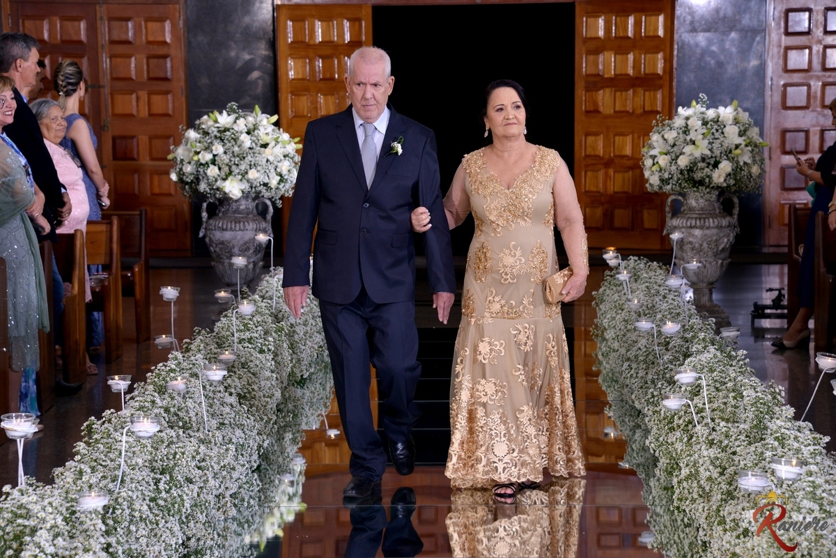 fotografia com iluminação perfeita  em casamento na igreja nossa senhora da saudê