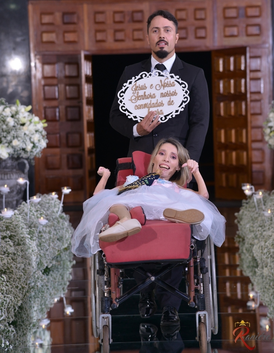 menina especial entrando com alianças na igreja nossa senhora da saudê