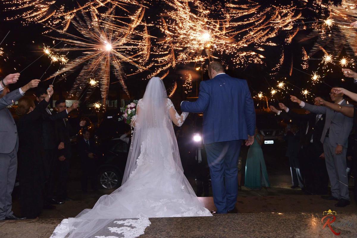 fogos indoor na saída dos noivos na igreja