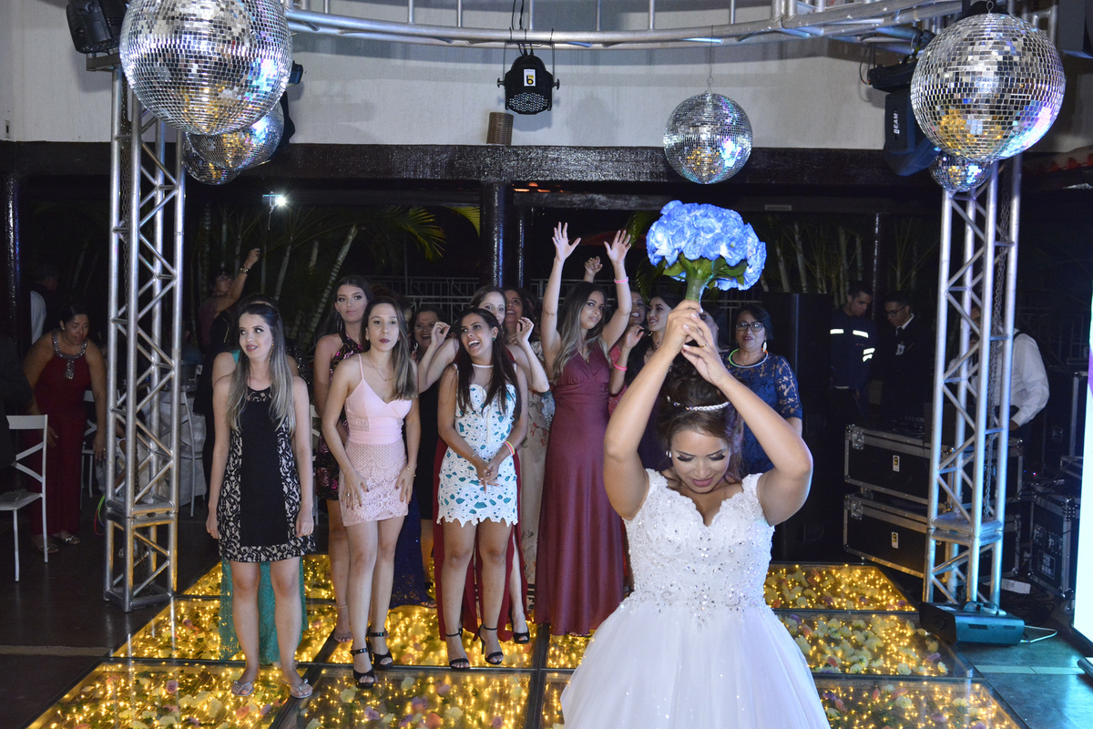 noiva jogando o buque 