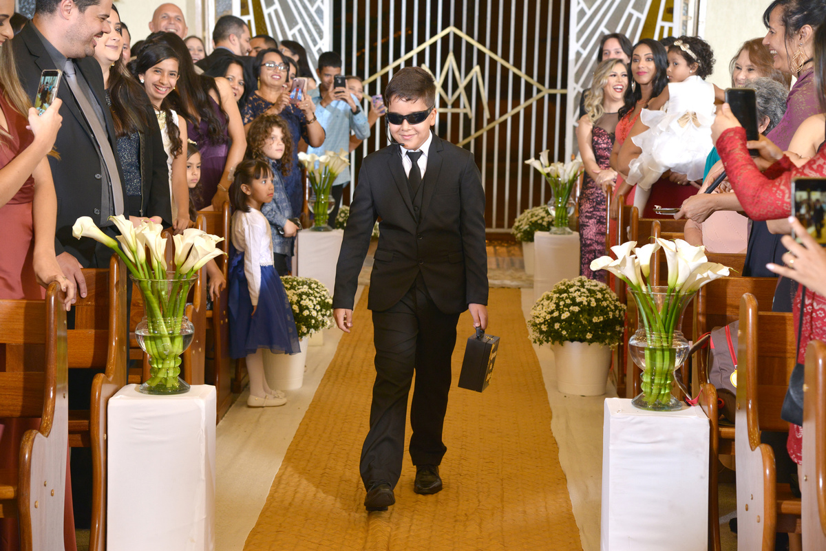 pagem entrando com alianças no casamento