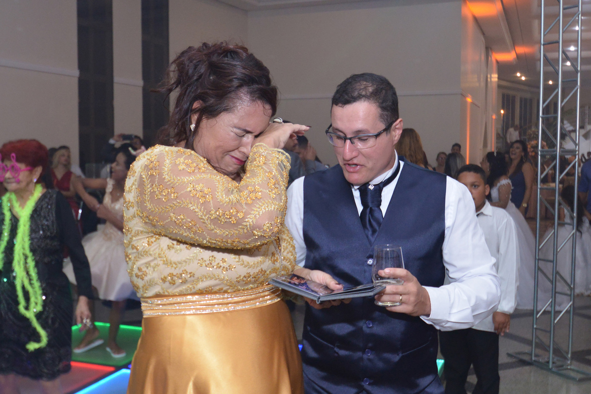 alegria da mãe ao receber um mini álbum fabricado durante o casamento