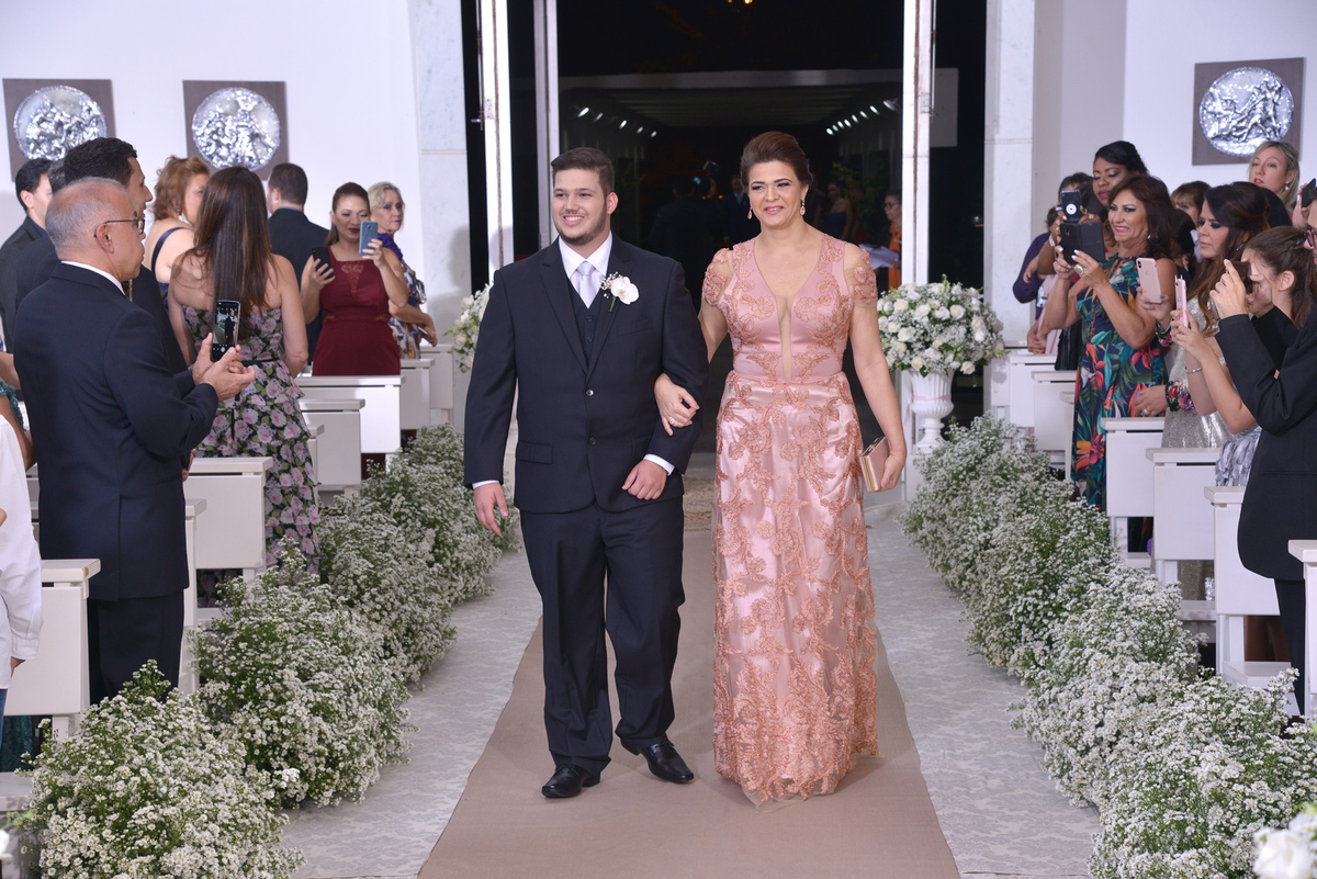 terno do noivo no casamento no oratorio do soldado SMU - iluminação perfeita para fotografia de casamento