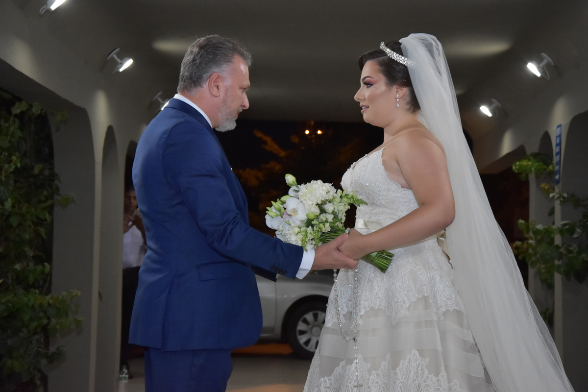 momento de amor do pai com a noiva antes de entrar na igreja