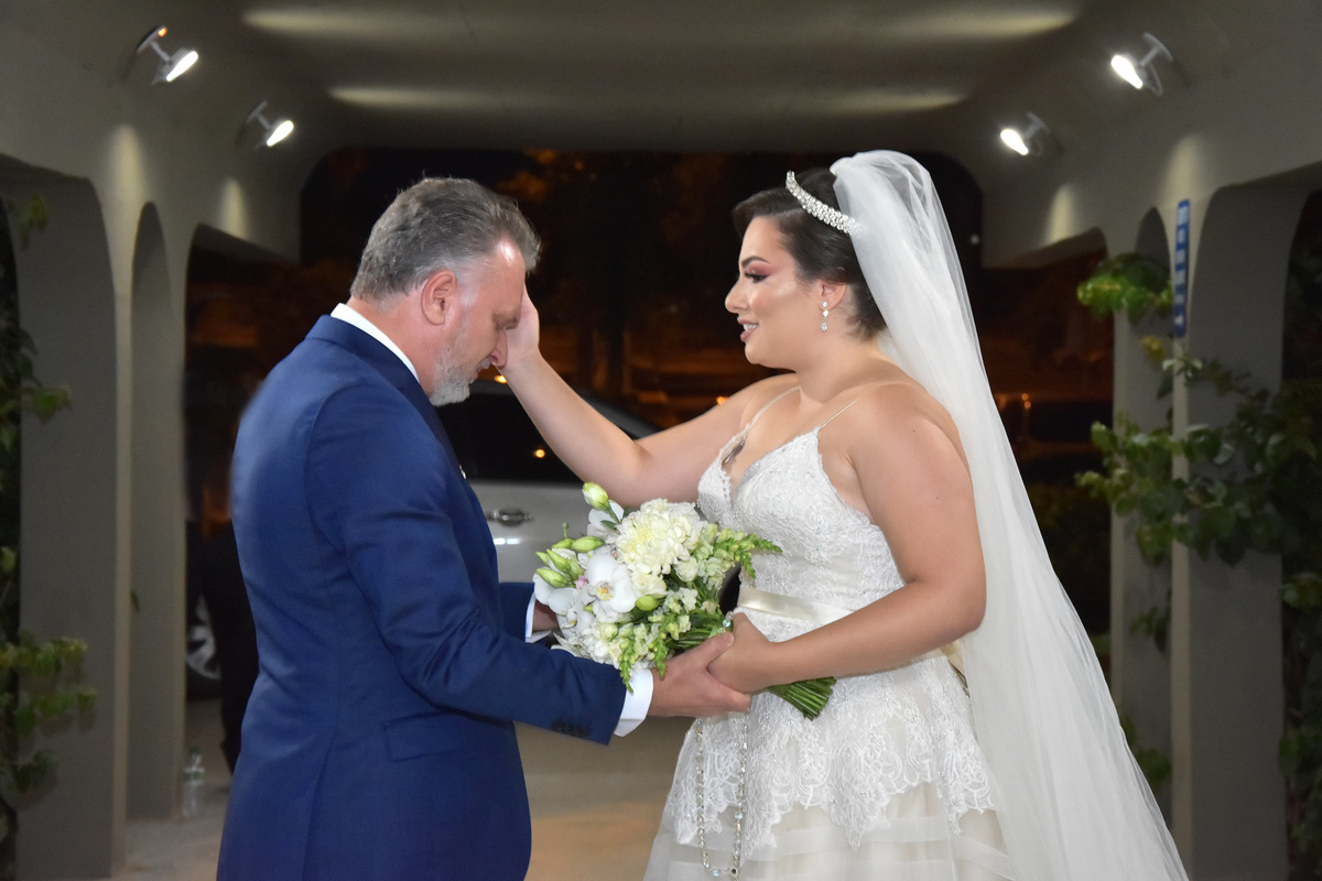 sentimento do pai da noiva  ao entrar na igreja