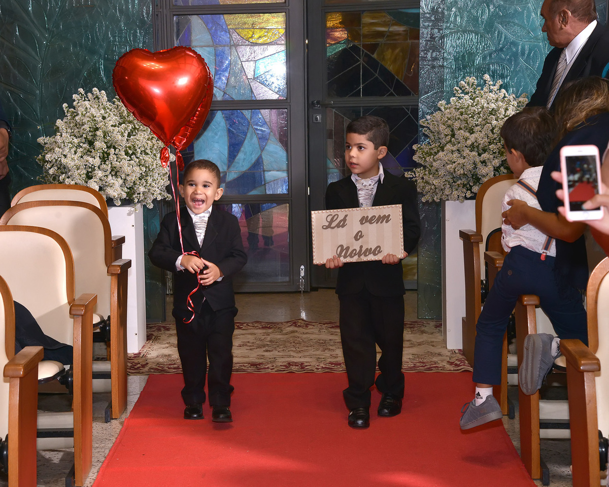 Entrada dos pagens de casamento na igreja santa teresinha octogonal