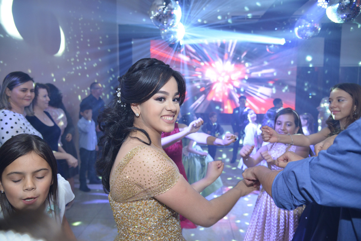 fotos descontraídas na festa de 15 anos no salõ porto cristal