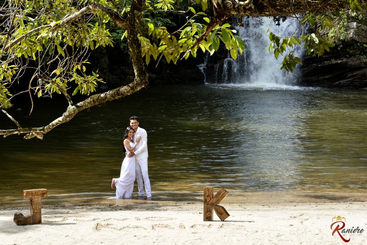 ensaio romântico na cachoeira  de Lazaro pireno polis