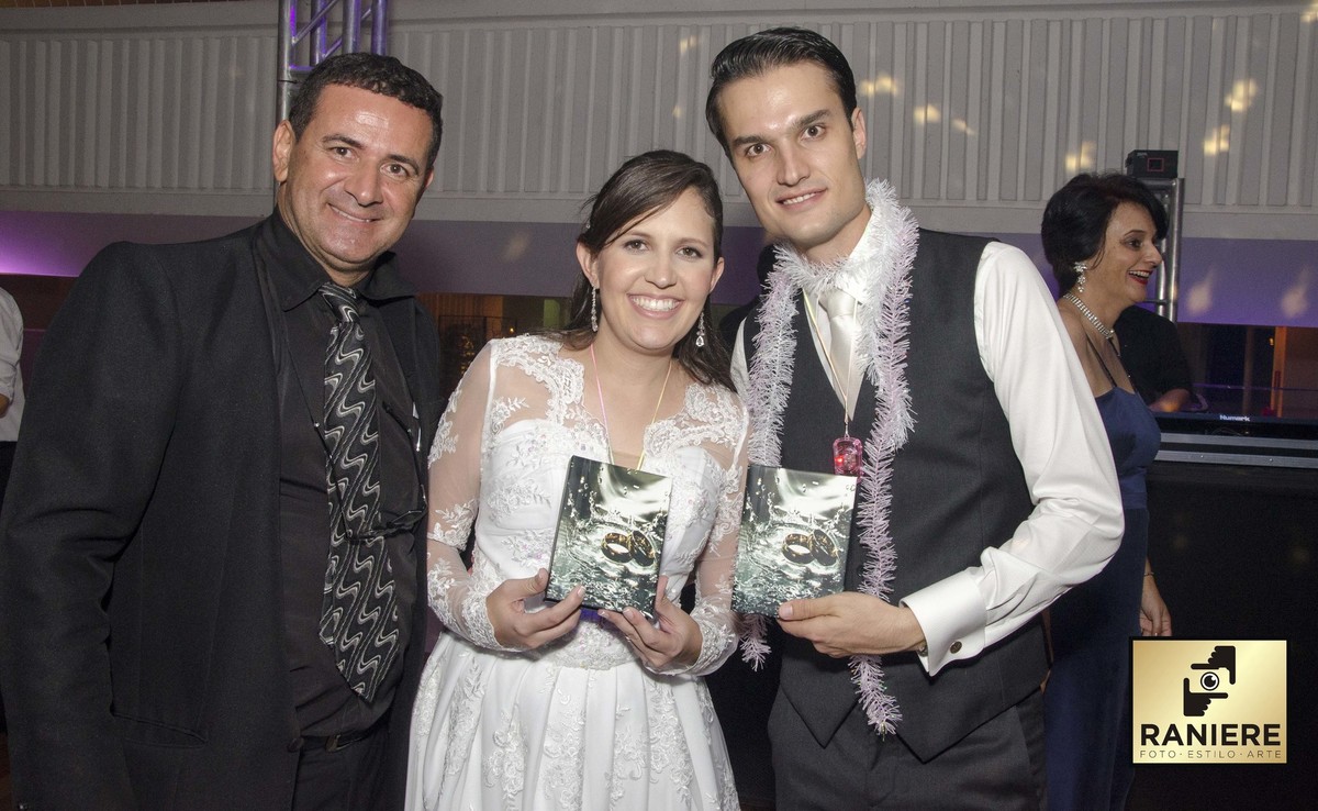 fotografo enova em casamento e cria o mini album na hora do casamento para presentear as mães
