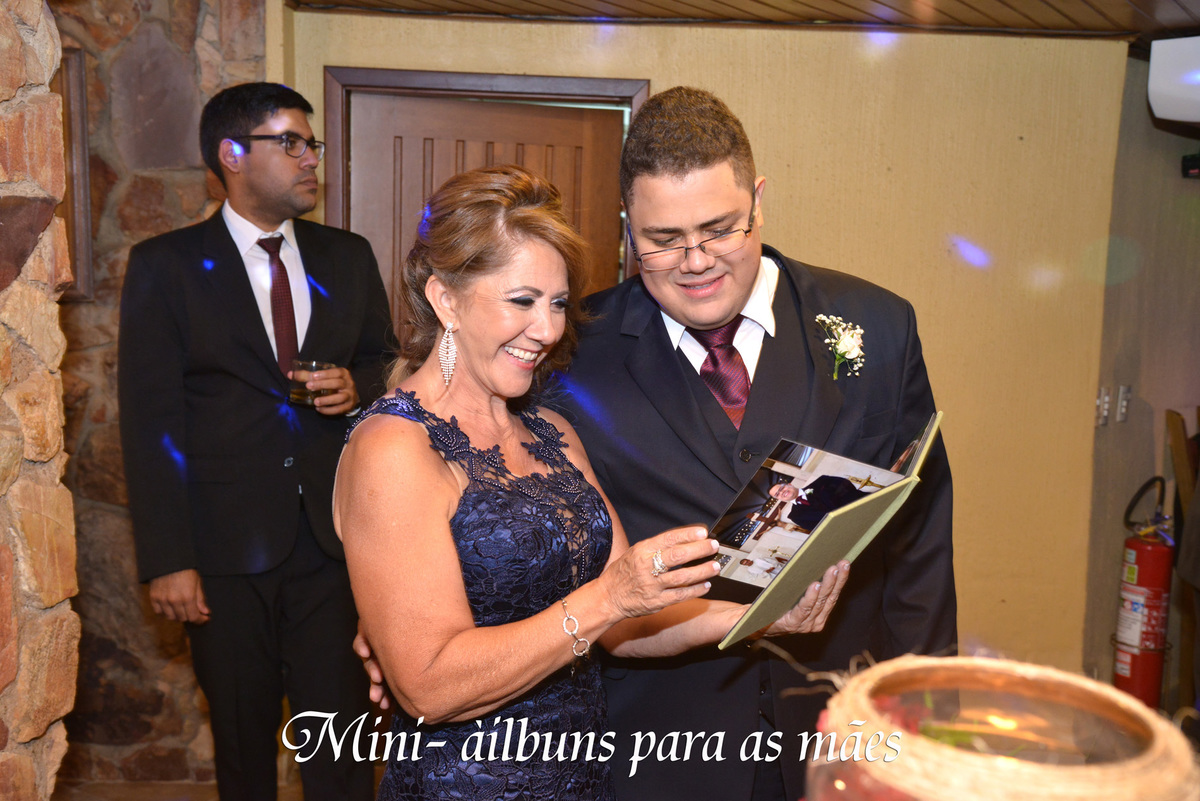 lembrancinha de casamento mini Álbuns fabricados durante o casamento para presentear as mães