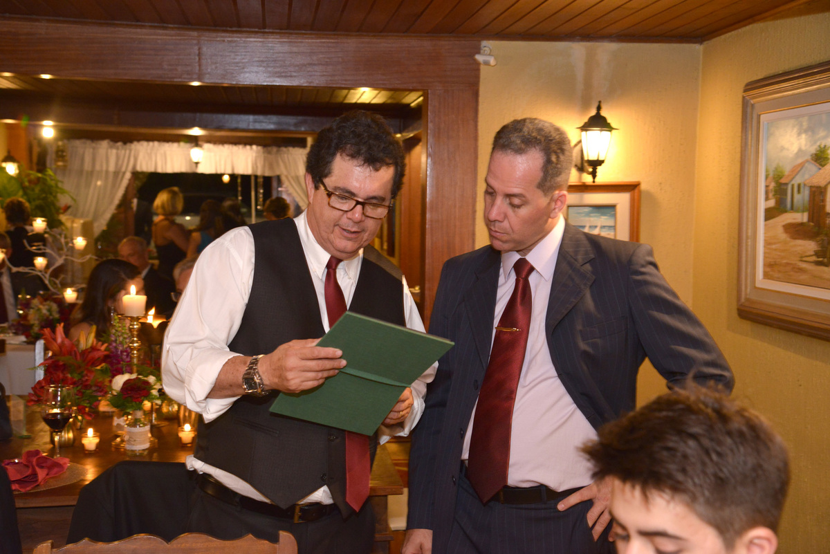 surpresa do pais ao receber o mini album no dia do casamento