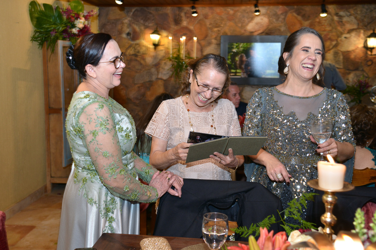mini albuns fabricados durante o casamento-presente para as mães no dia do casamento da filha
