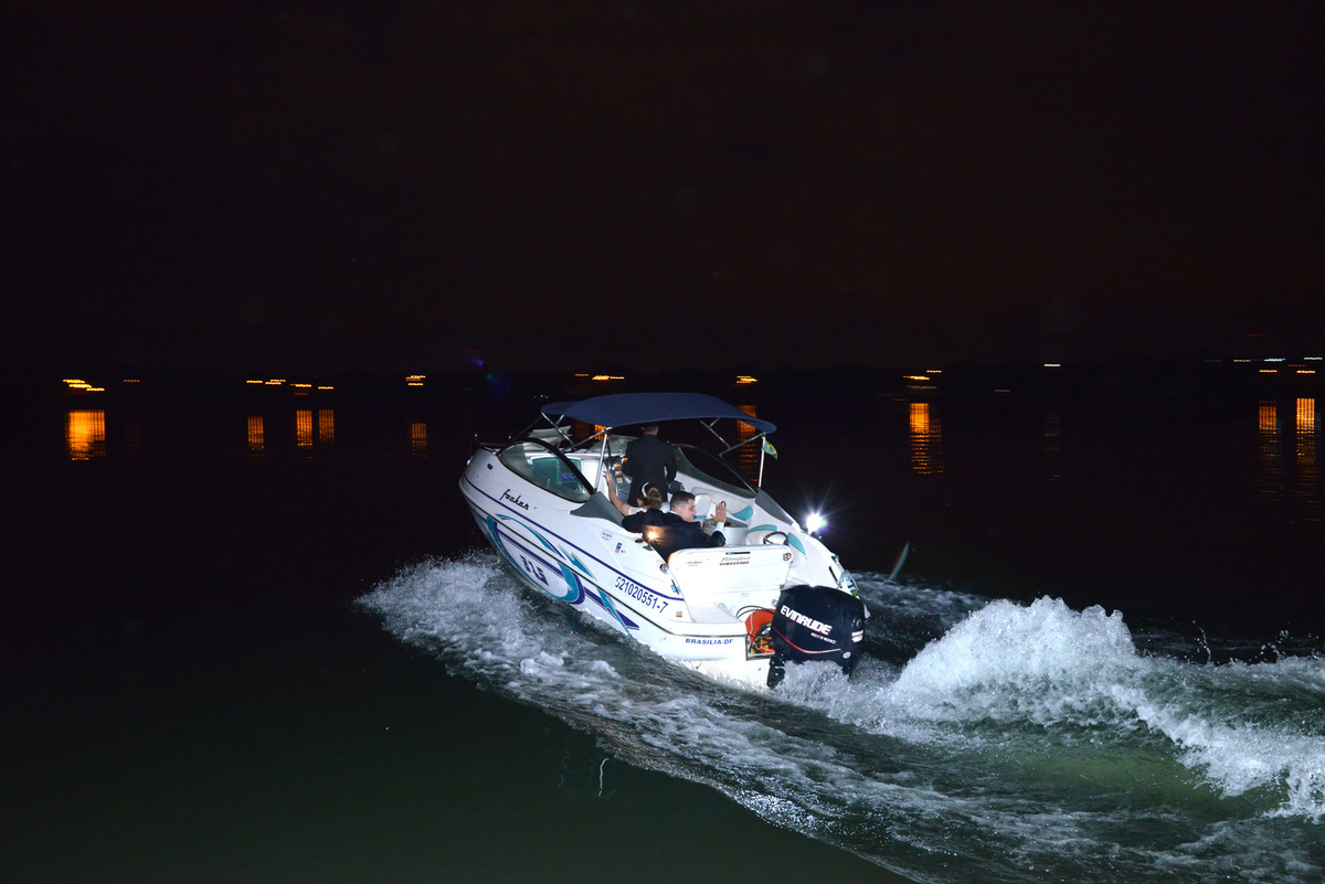 casal saindo de barco no final do casamento na gartem haus