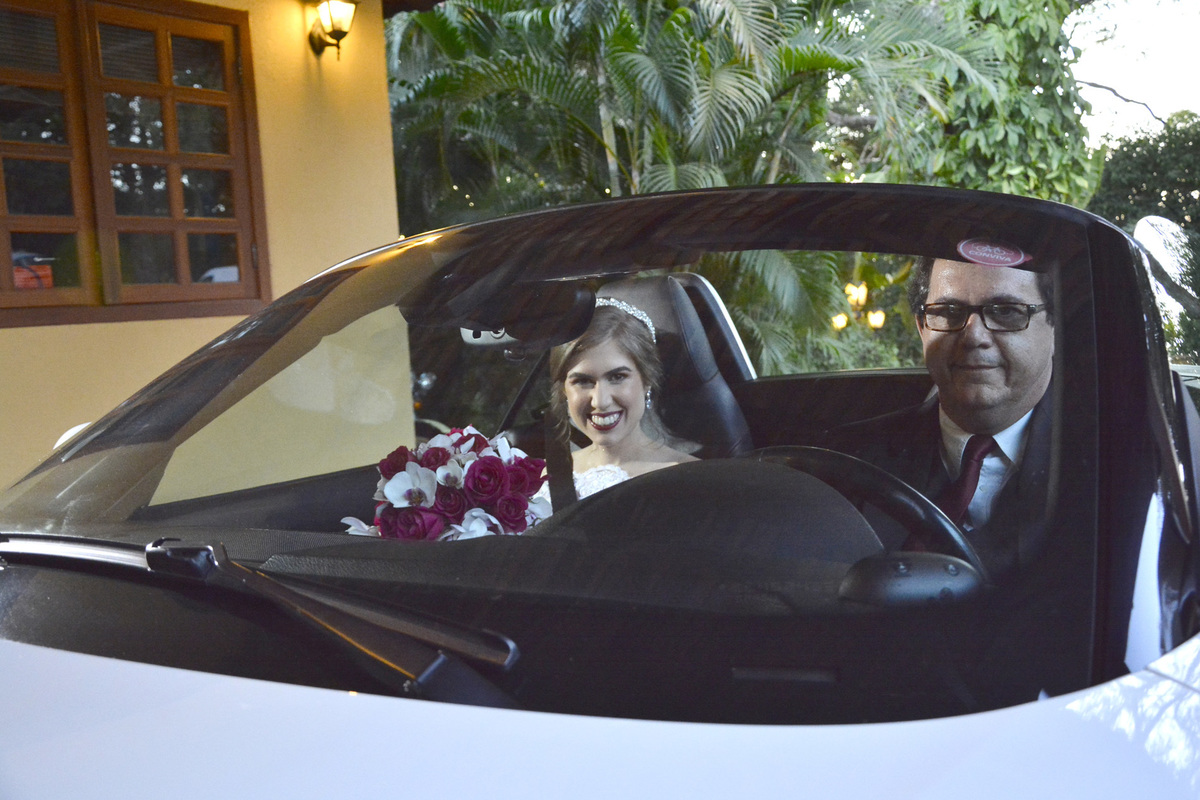 noiva saindo de carro conversivel