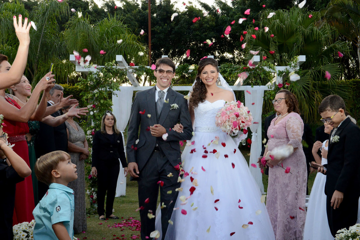 casamento com chuva de pertalas