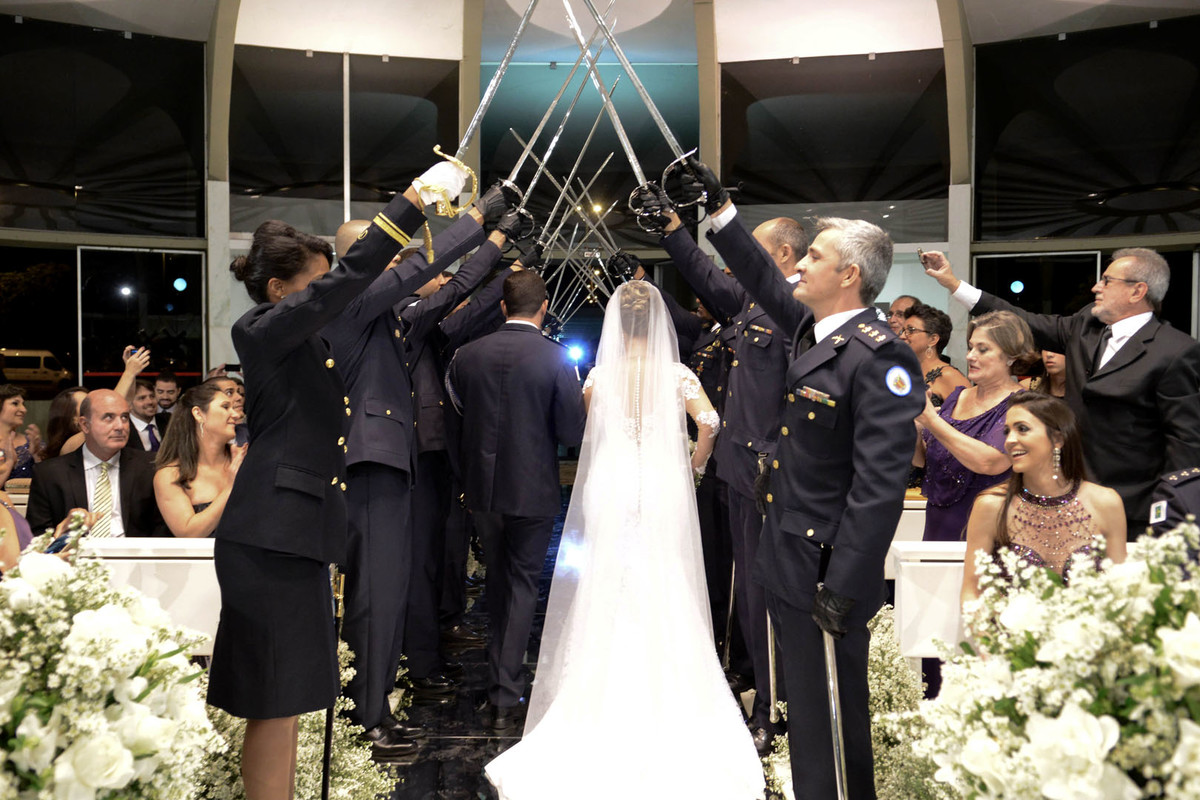 Casamento no oratório do soldado com teto de aço 