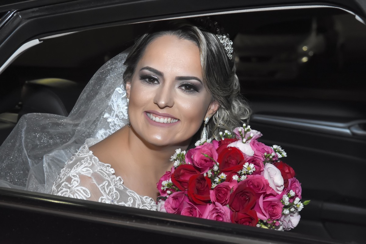 foto noiva no carro