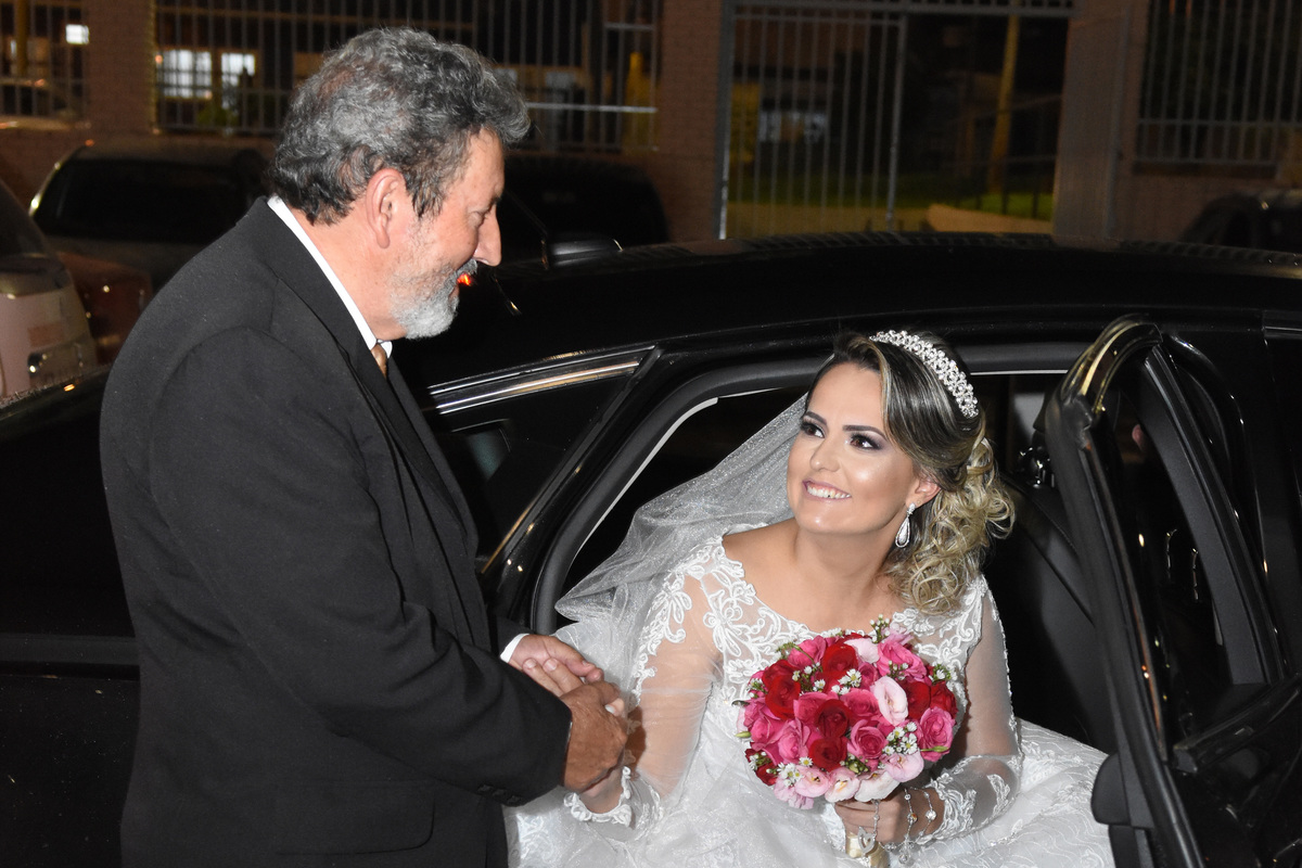 noiva descendo do carro