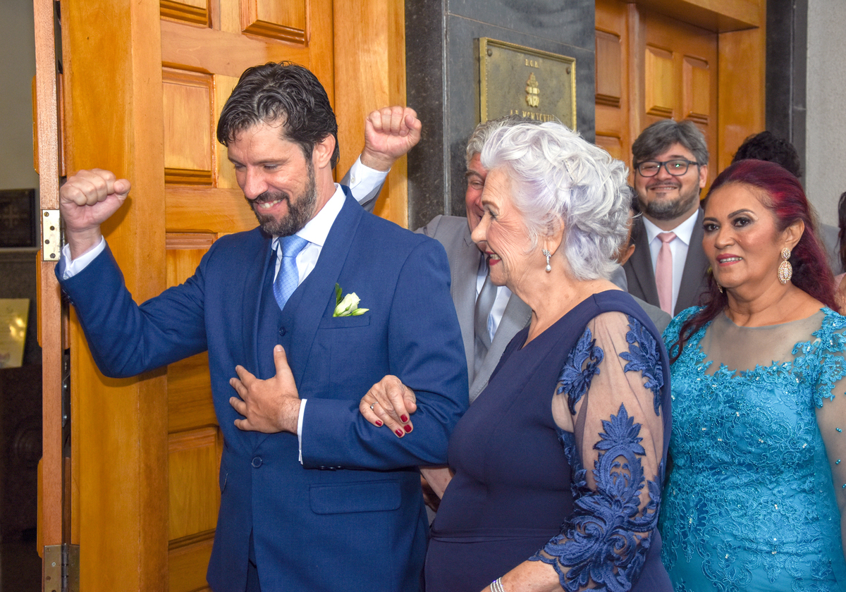 alegria do noivo a chegar na igreja