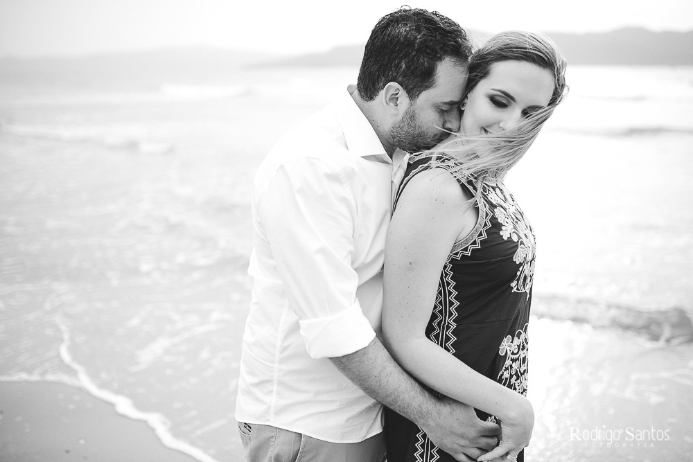 ensaio casal praia dia nublado