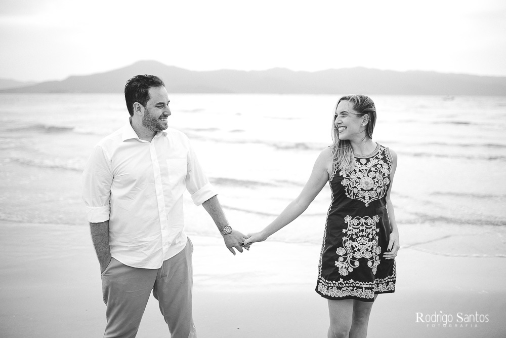 ensaio casal praia dia nublado