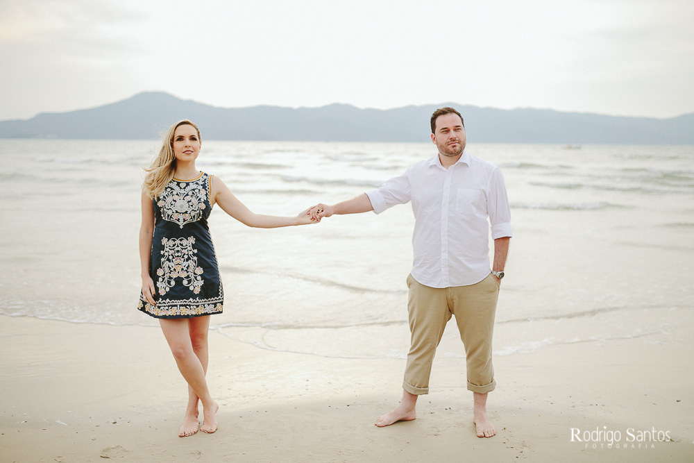 ensaio casal praia dia nublado