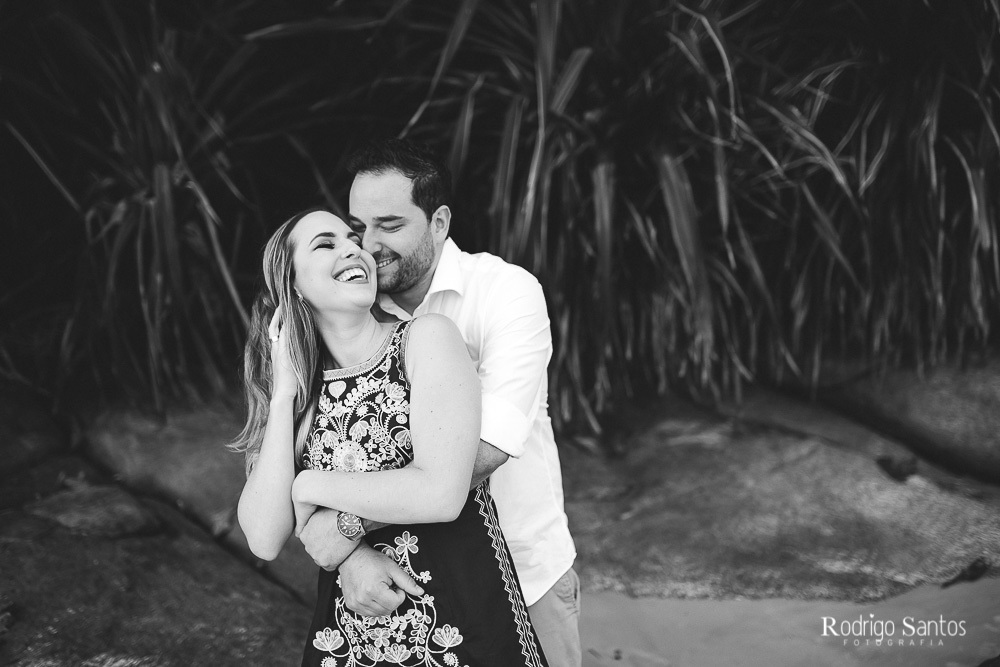 ensaio casal praia dia nublado