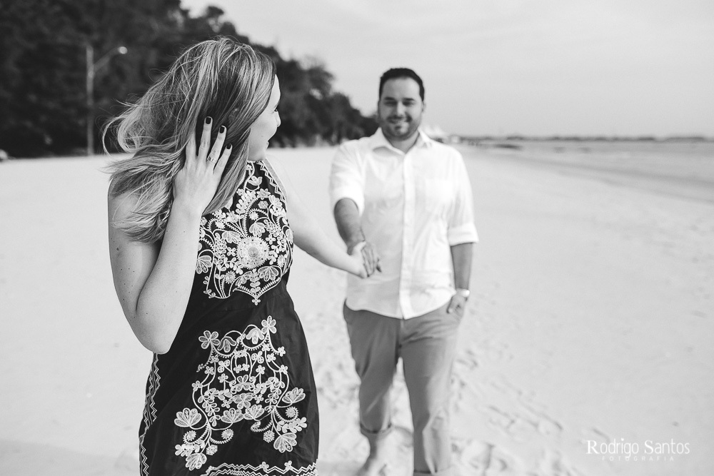 ensaio casal praia dia nublado