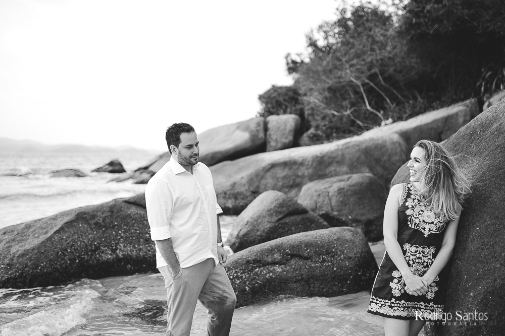 ensaio casal praia dia nublado
