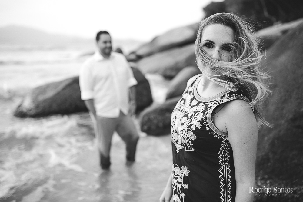 ensaio casal praia dia nublado