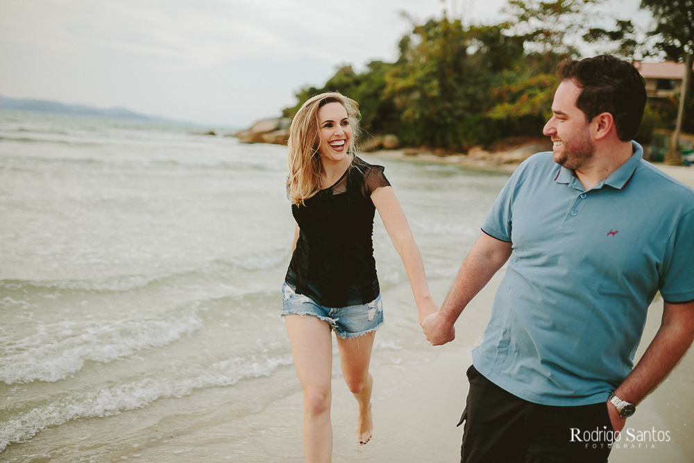 ensaio casal praia dia nublado