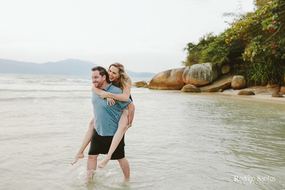 ensaio casal praia dia nublado