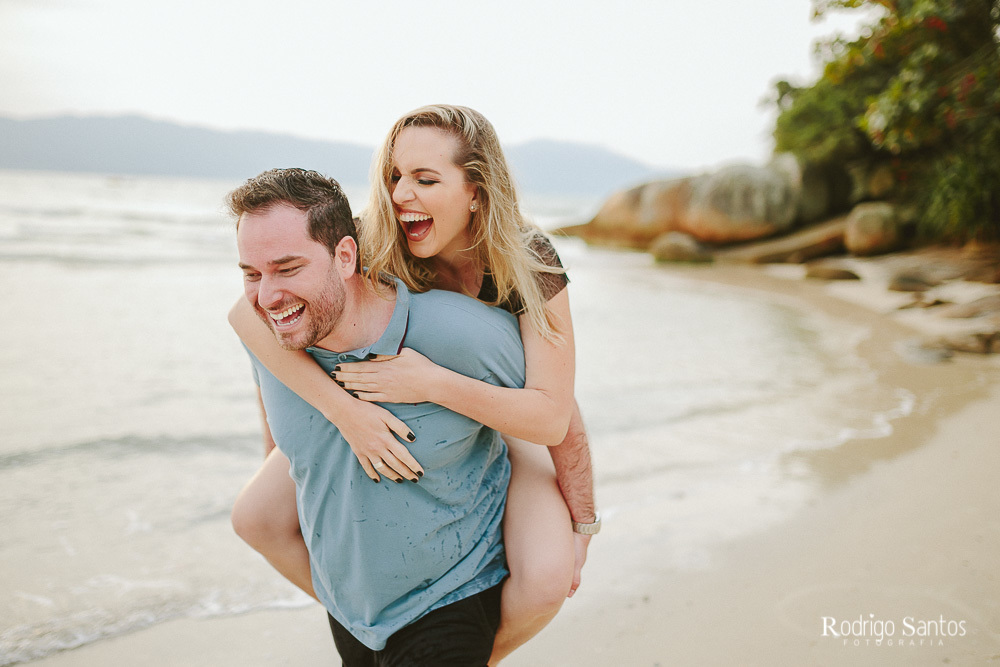 ensaio casal praia dia nublado