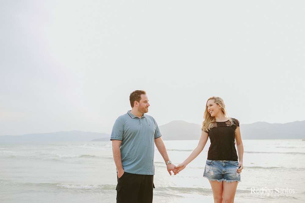 ensaio casal praia dia nublado