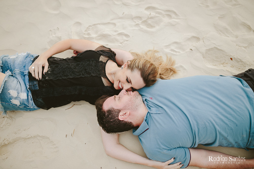 ensaio casal praia dia nublado