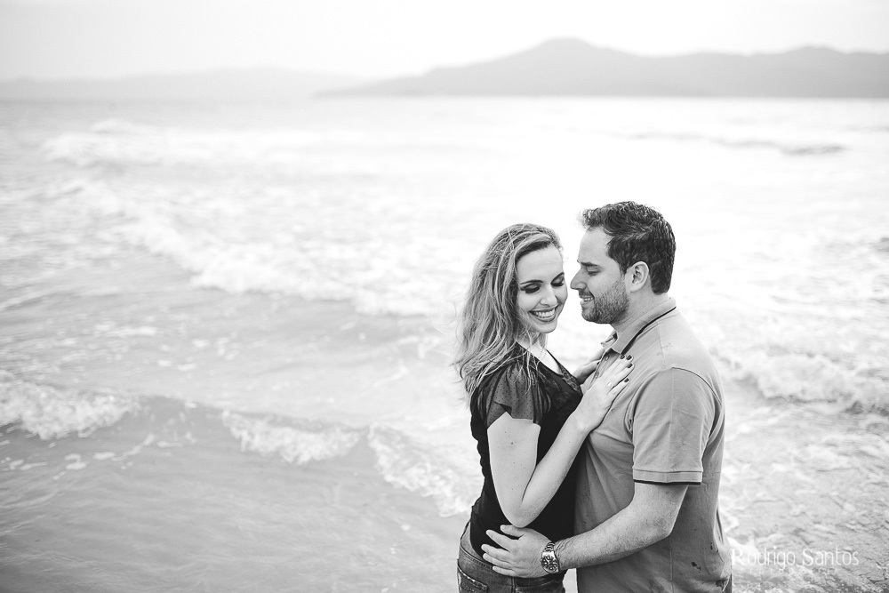 ensaio casal praia dia nublado