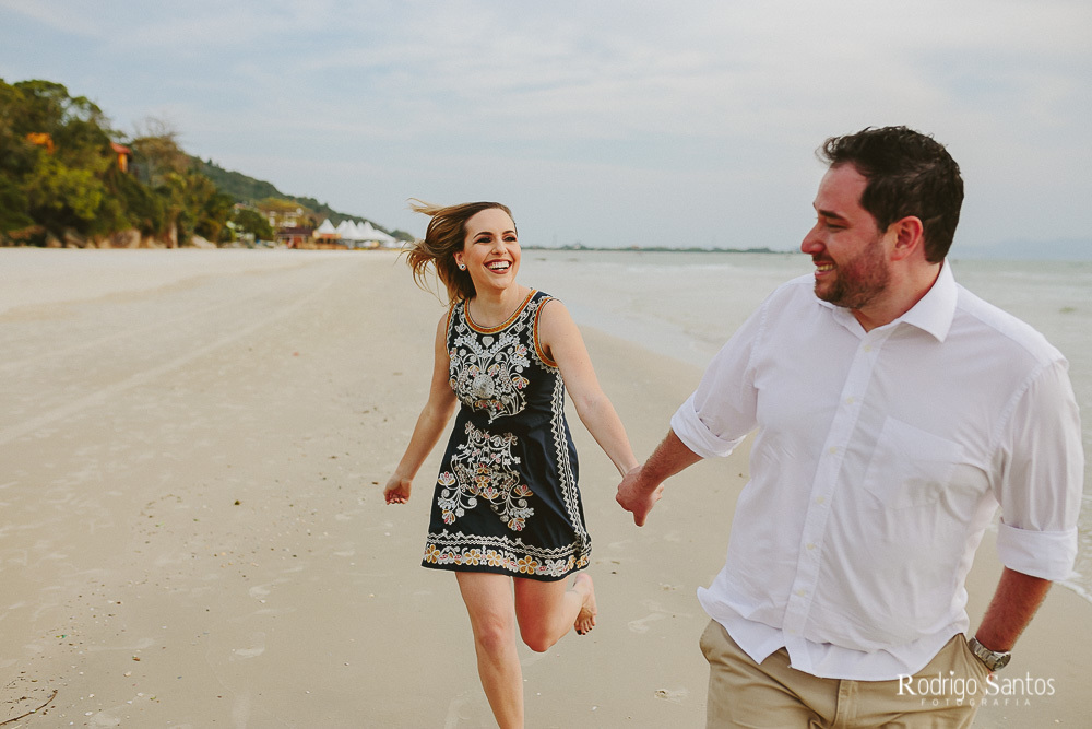 ensaio casal praia dia nublado