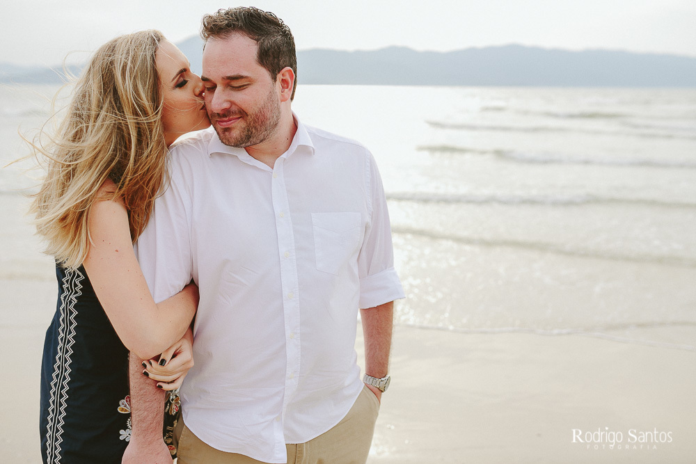 ensaio casal praia dia nublado