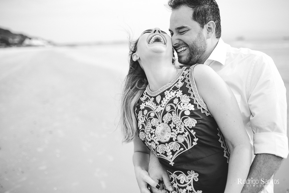 ensaio casal praia dia nublado
