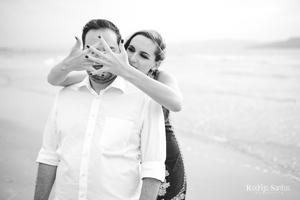 ensaio casal praia dia nublado