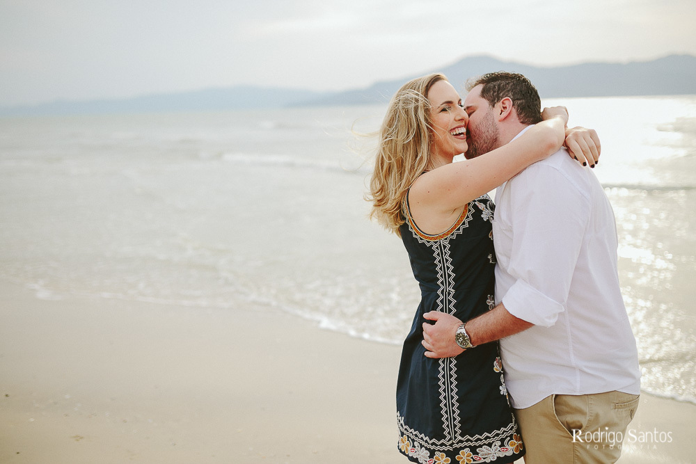 ensaio casal praia dia nublado