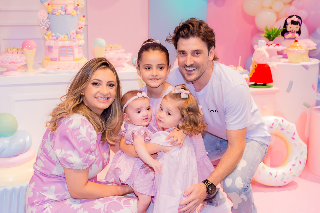 Fotografia de aniversariante com o papai e mamae na mesa do bolo 