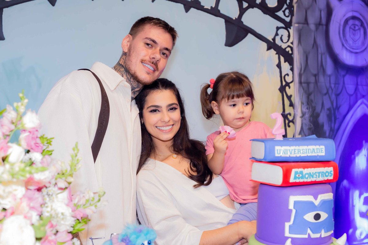 Fotografia da  familia do MC KAKO na festa de aniversario da filha do casal