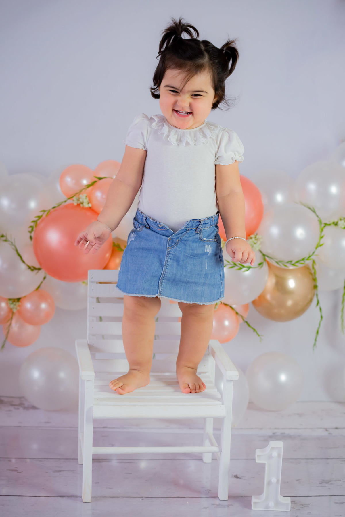 smash the cake - Menina subindo cadeira sorrina